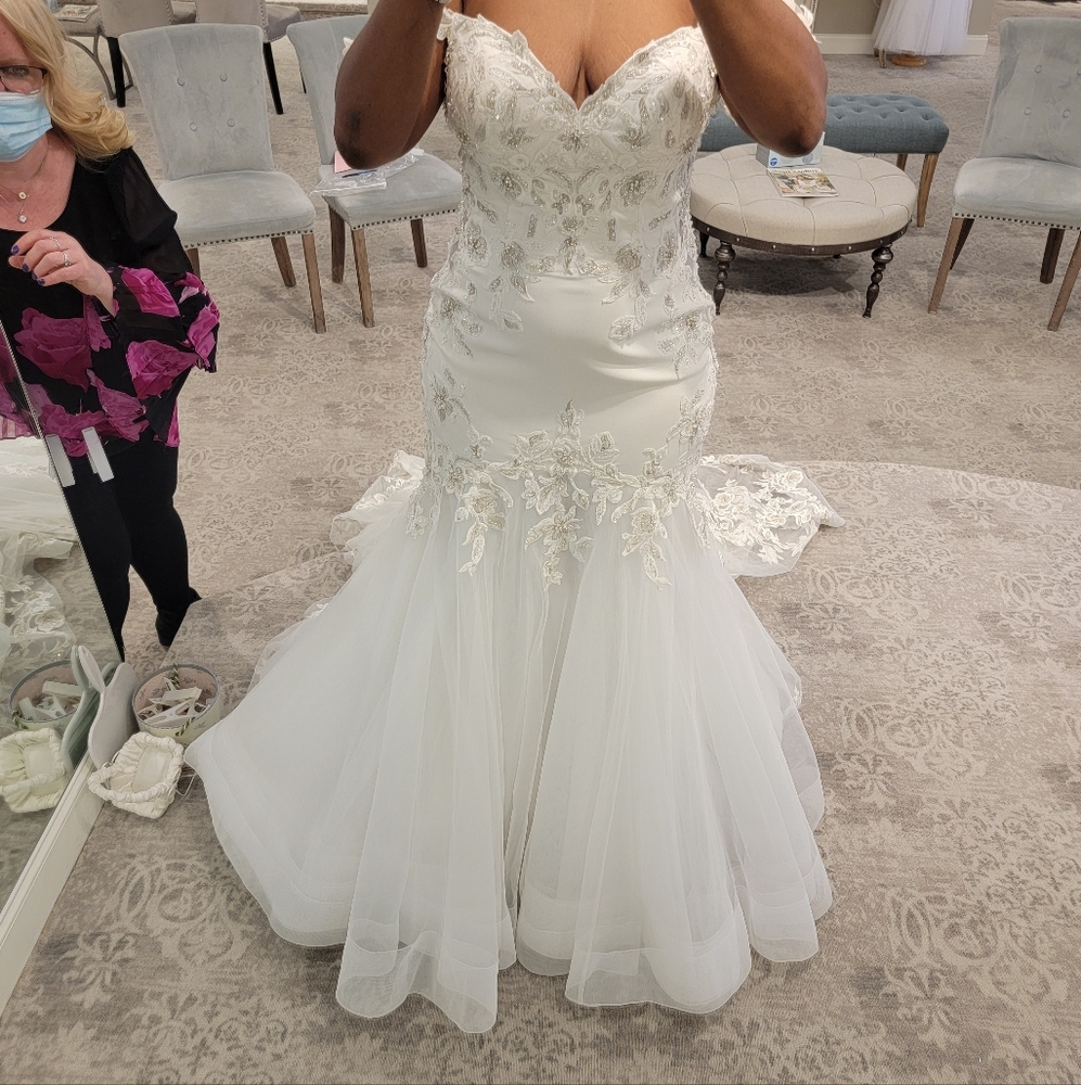 Wedding dress - Picture 1 of 3